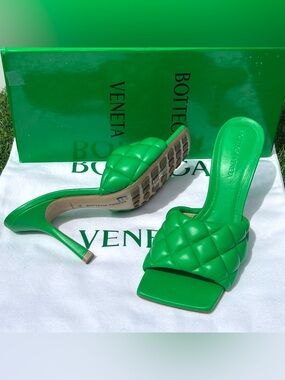 BOTTEGA VENETA PADDED LEATHER STRETCH MULE SANDALS PARAKEET GREEN SZ 37 NEW